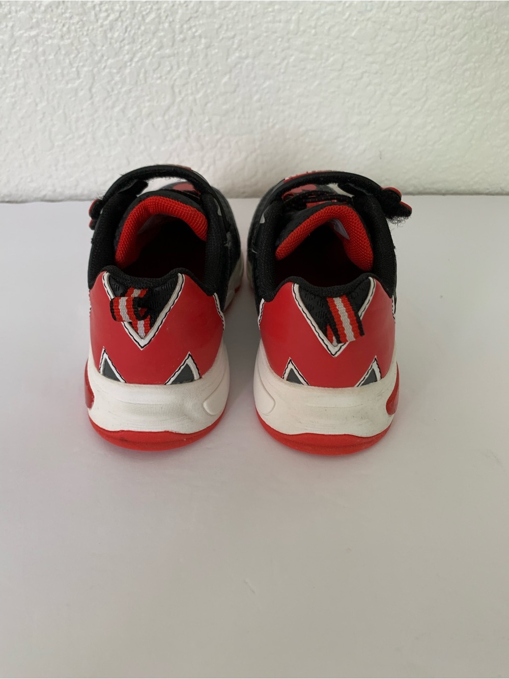 Disney Mickey Mouse Boys Light-Up Hook & Loop Sneakers Black/Red US 9 M - Picture 3 of 7